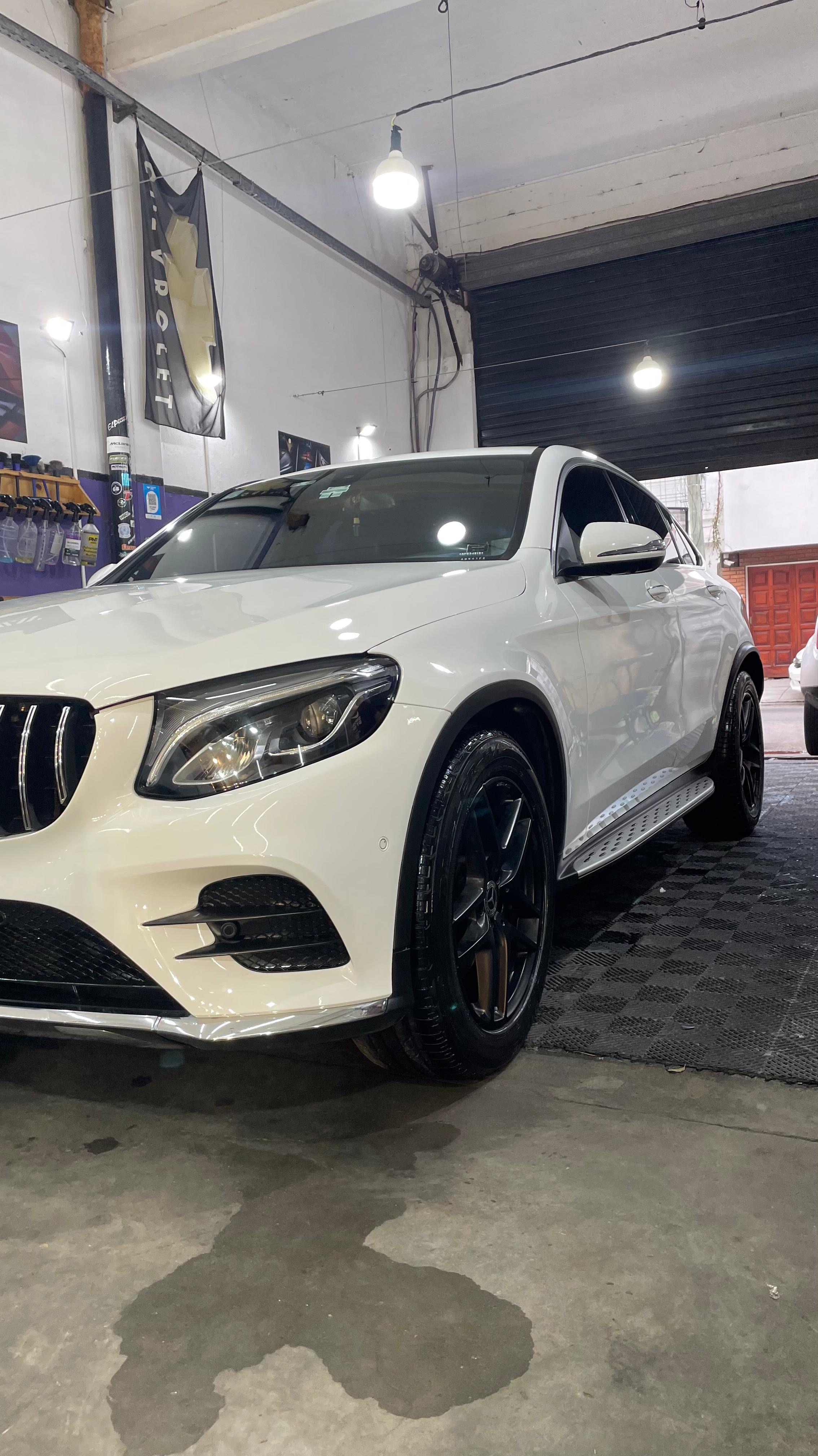 Mercedes-Benz GLC blanco con tratamiento premium