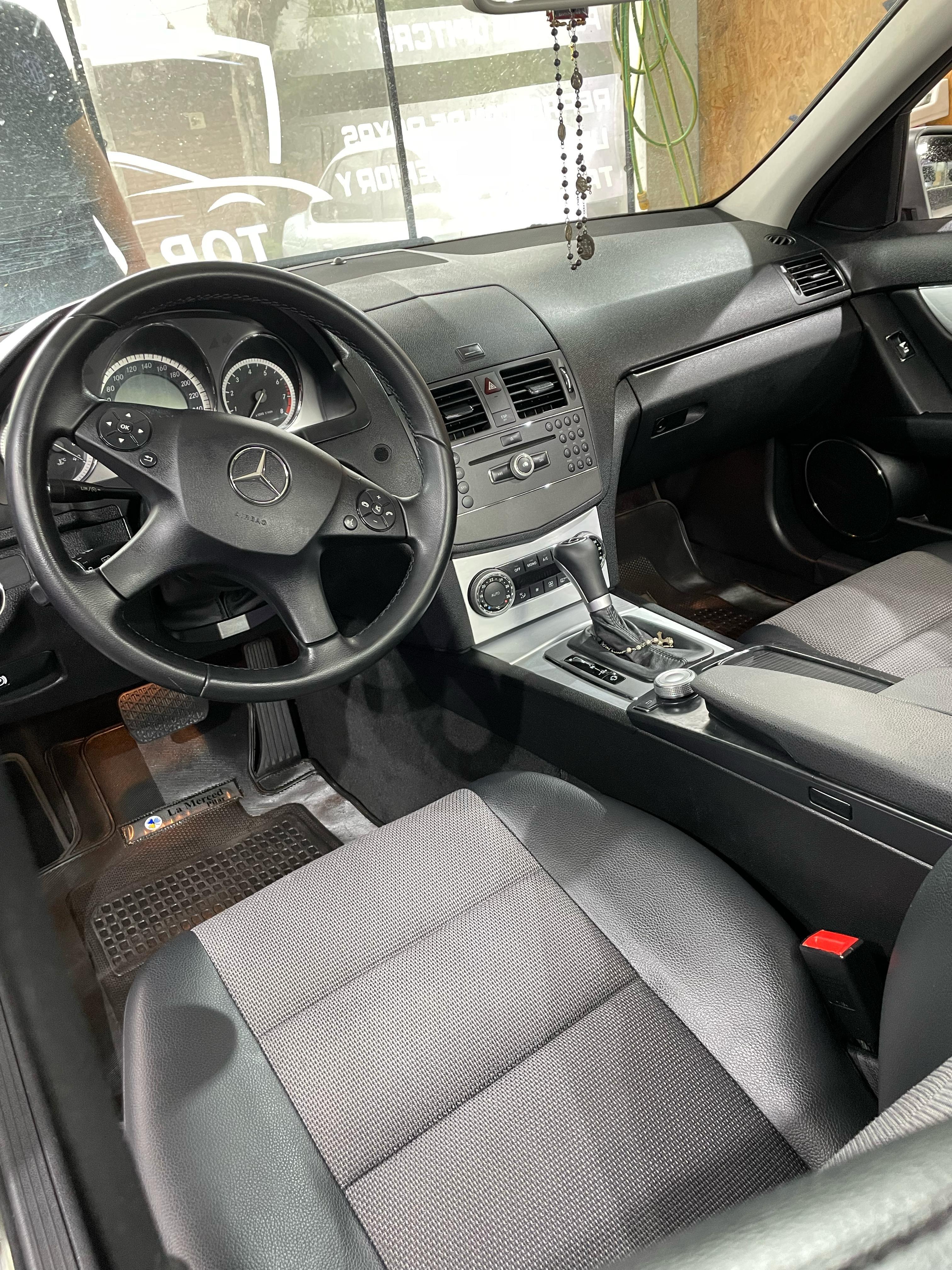 Interior de Mercedes-Benz restaurado