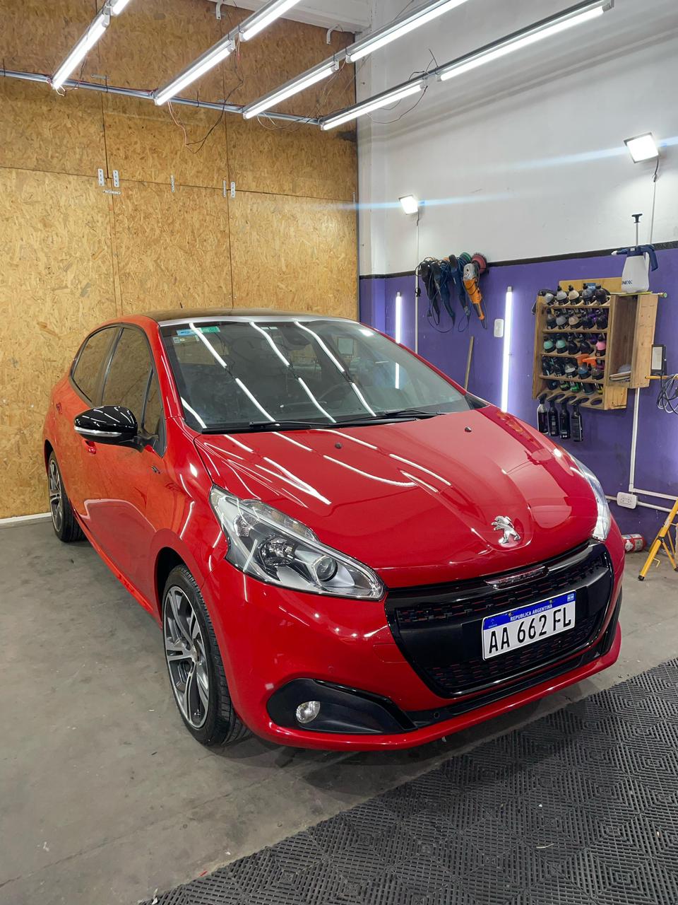 Peugeot 208 Rojo en Taller de Detailing