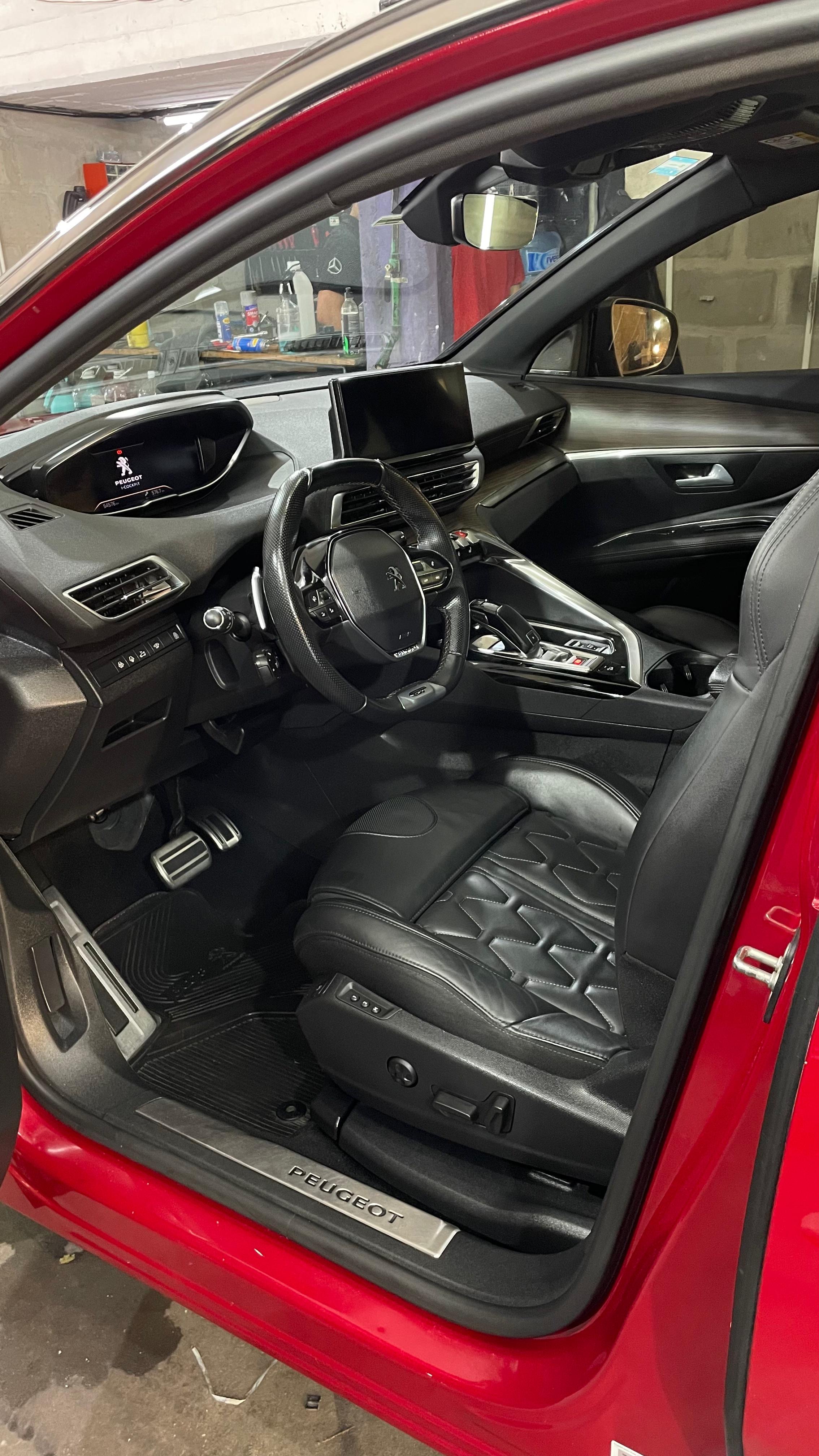 Interior Peugeot 3008 con tapizado de cuero